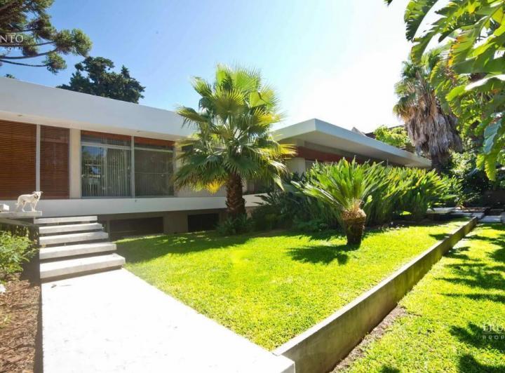 Casa · 700m² · 10 Ambientes · 7 Cocheras