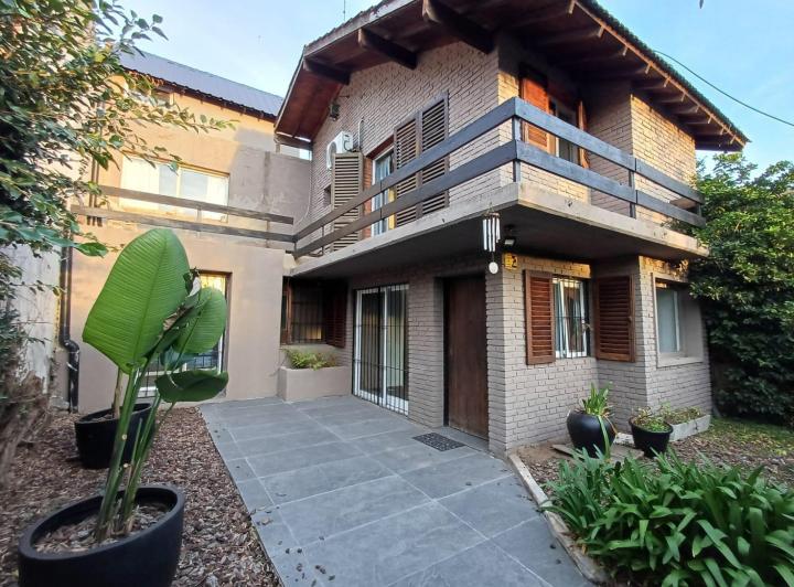 Casa · 303m² · 7 Ambientes · 1 Cochera