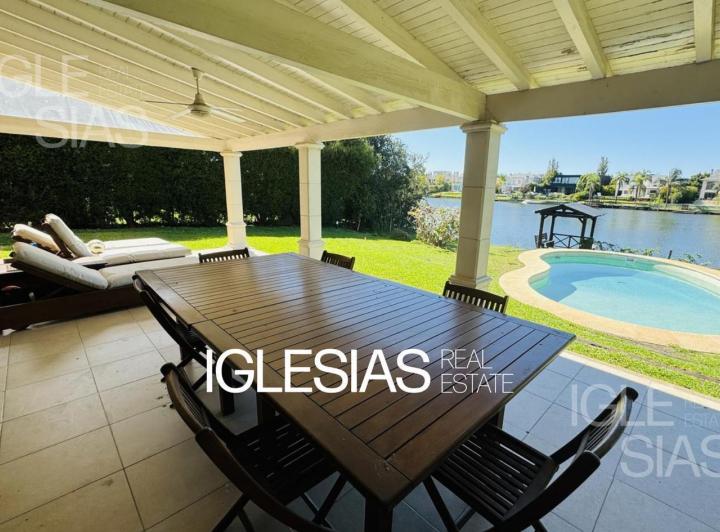 Casa · 390m² · 7 Ambientes · 2 Cocheras
