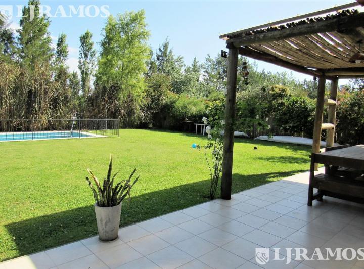 Casa · 185m² · 6 Ambientes · 2 Cocheras
