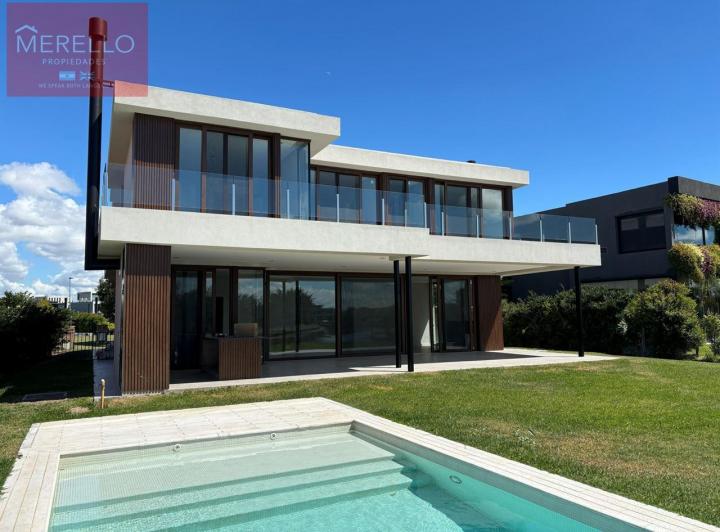 Casa · 310m² · 6 Ambientes · 2 Cocheras