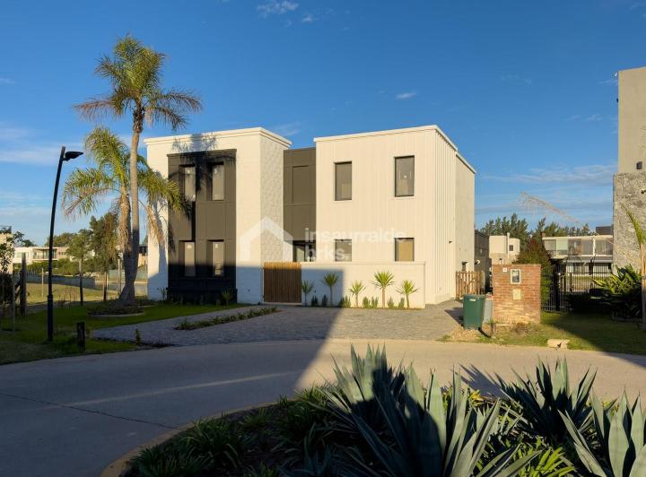 Casa · 260m² · 5 Ambientes · 3 Cocheras
