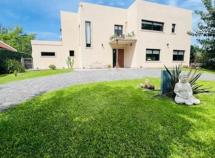 Casa · 220m² · 5 Ambientes · 4 Cocheras