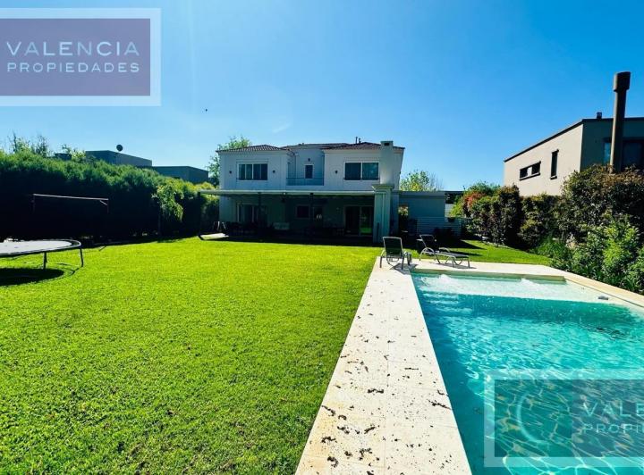 Casa · 322m² · 6 Ambientes · 2 Cocheras