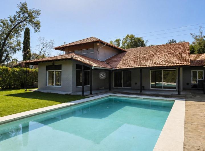 Casa · 325m² · 5 Ambientes · 1 Cochera