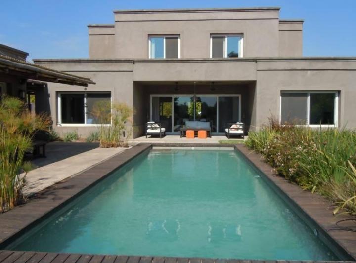 Casa · 396m² · 6 Ambientes · 2 Cocheras