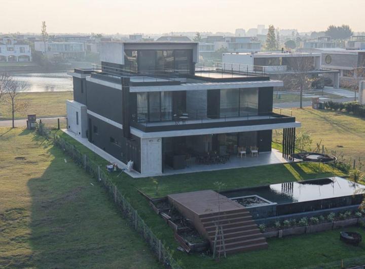 Casa · 423m² · 8 Ambientes · 2 Cocheras