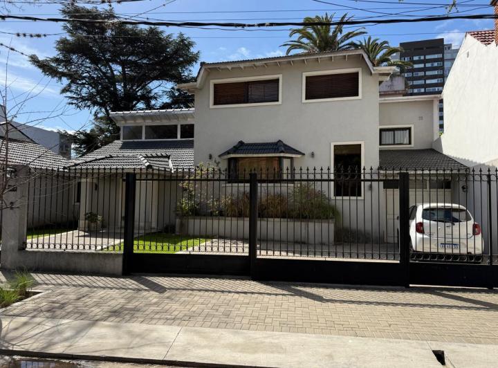 Casa · 374m² · 6 Ambientes · 5 Cocheras