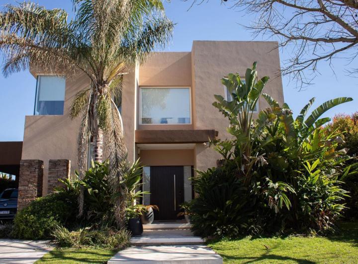 Casa · 295m² · 6 Ambientes · 2 Cocheras