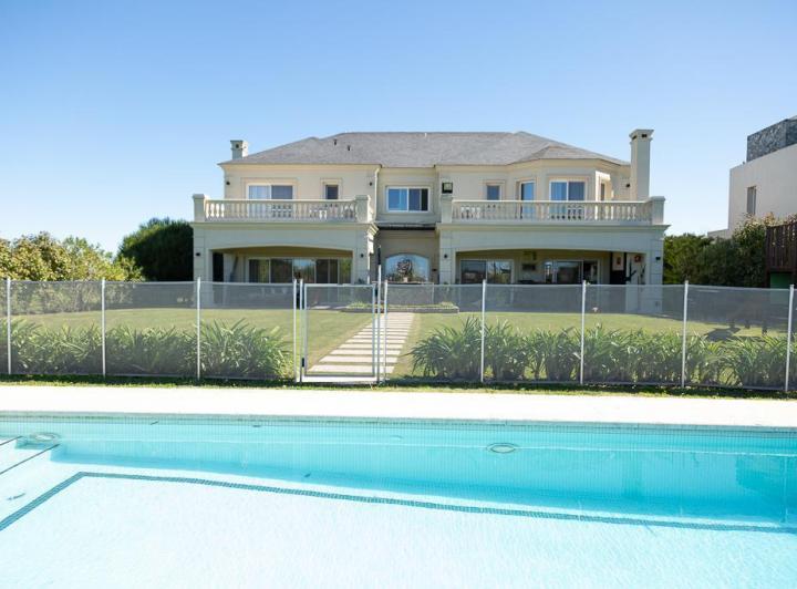 Casa · 460m² · 7 Ambientes · 2 Cocheras