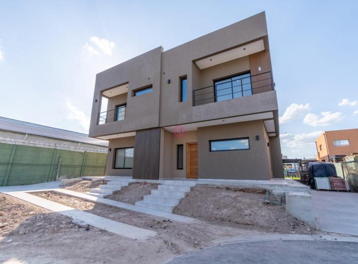 Casa · 129m² · 5 Ambientes · 2 Cocheras