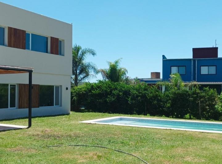 Casa · 225m² · 6 Ambientes · 2 Cocheras