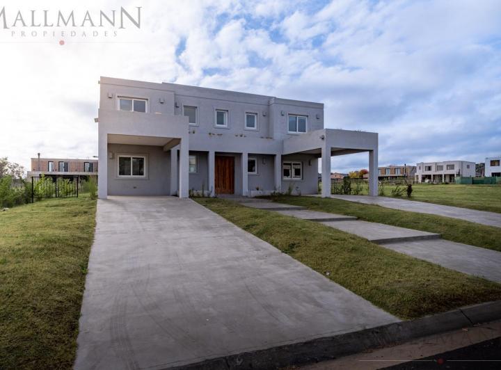 Casa · 262m² · 6 Ambientes · 2 Cocheras