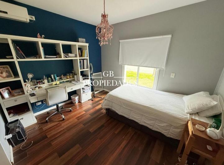 Casa · 132m² · 5 Ambientes · 2 Cocheras