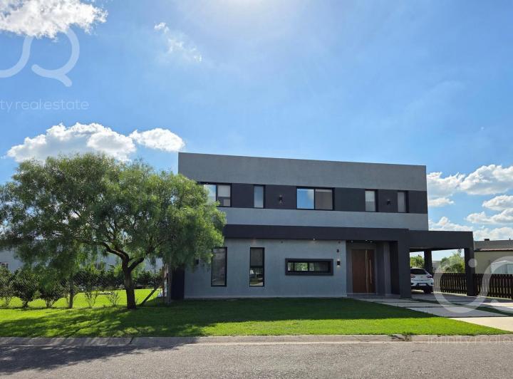 Casa · 180m² · 5 Ambientes · 2 Cocheras