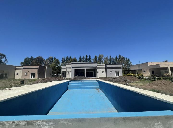 Casa · 236m² · 5 Ambientes · 2 Cocheras