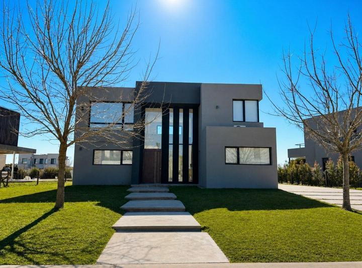 Casa · 235m² · 4 Ambientes · 2 Cocheras