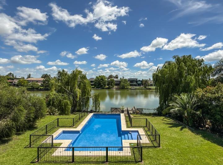 Casa · 375m² · 6 Ambientes · 2 Cocheras