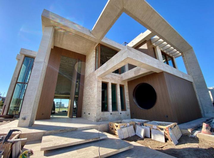 Casa · 800m² · 5 Ambientes · 2 Cocheras