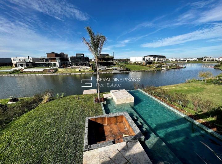 Casa · 322m² · 5 Ambientes · 2 Cocheras