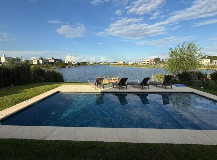 Casa · 680m² · 5 Ambientes · 3 Cocheras