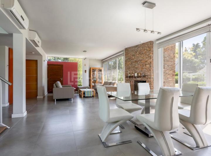 Casa · 245m² · 5 Ambientes · 7 Cocheras