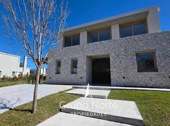 Casa · 317m² · 6 Ambientes · 3 Cocheras