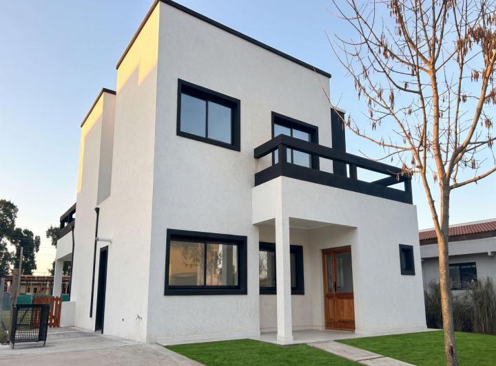 Casa · 221m² · 5 Ambientes · 2 Cocheras