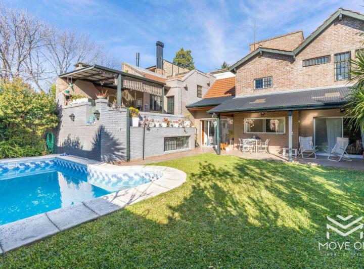 Casa · 300m² · 6 Ambientes · 2 Cocheras