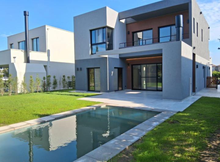 Casa · 250m² · 5 Ambientes · 2 Cocheras
