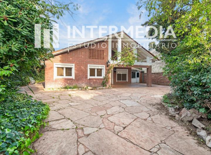 Casa · 254m² · 6 Ambientes · 6 Cocheras