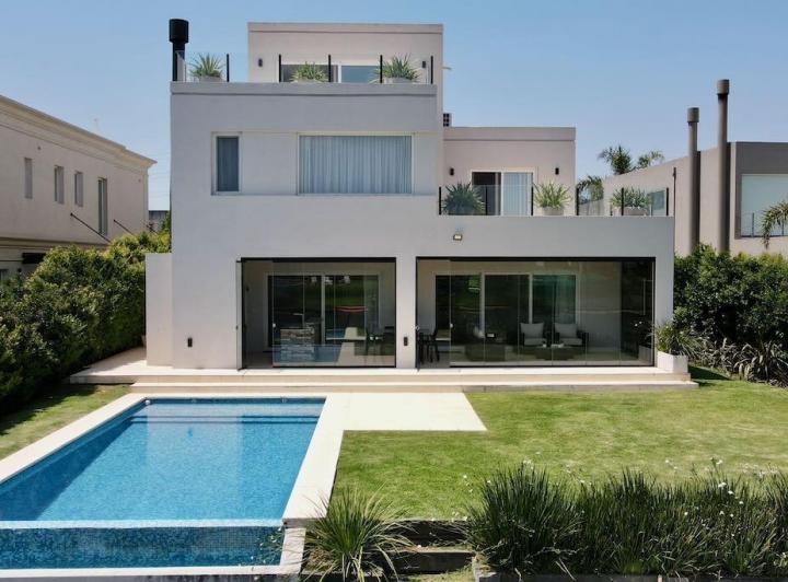 Casa · 429m² · 8 Ambientes · 8 Cocheras