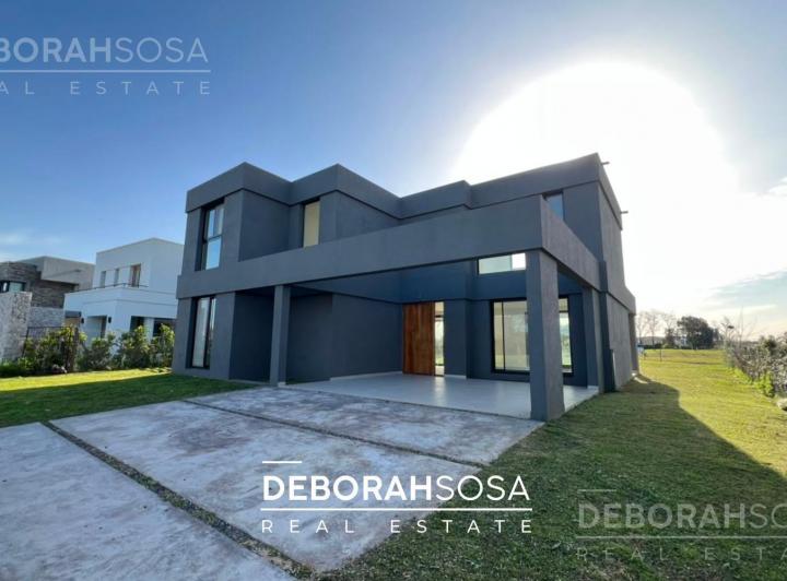 Casa · 220m² · 6 Ambientes · 4 Cocheras