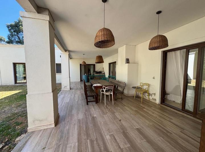 Casa · 300m² · 5 Ambientes · 4 Cocheras