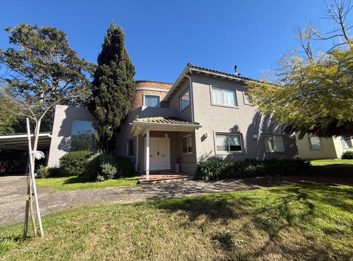 Casa · 220m² · 6 Ambientes · 3 Cocheras