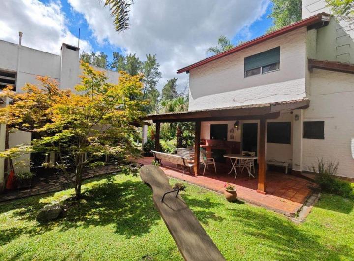 Casa · 245m² · 6 Ambientes · 3 Cocheras