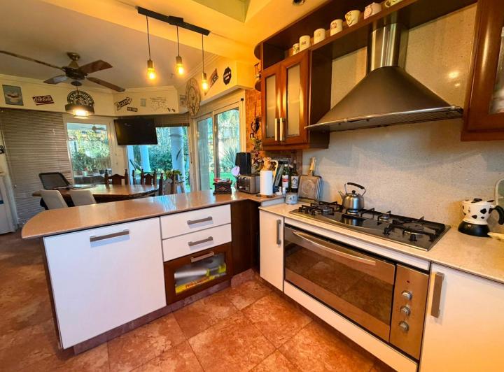 Casa · 370m² · 8 Ambientes · 2 Cocheras