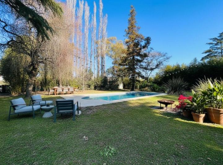 Casa · 215m² · 5 Ambientes · 2 Cocheras
