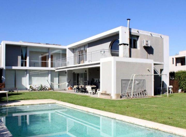 Casa · 300m² · 6 Ambientes · 3 Cocheras