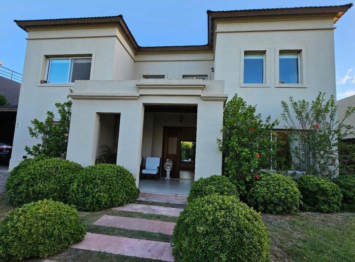 Casa · 300m² · 7 Ambientes · 2 Cocheras