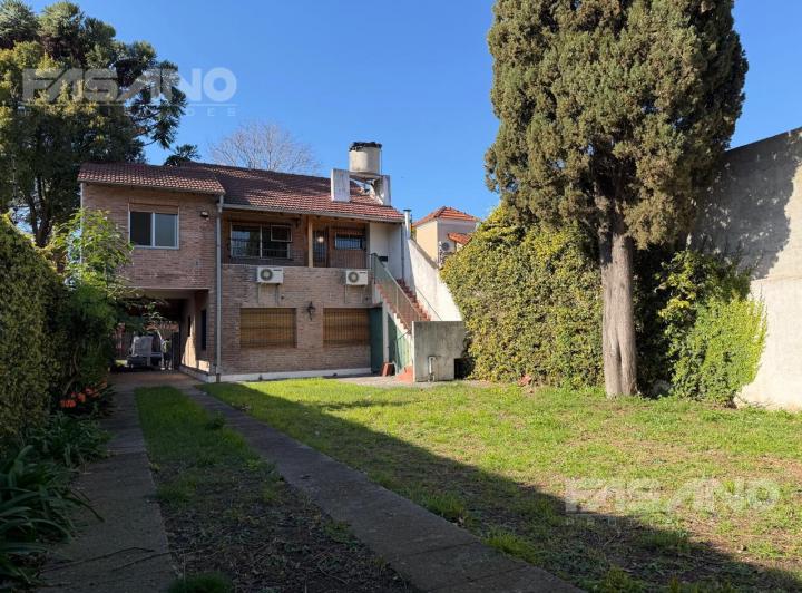 Casa · 450m² · 5 Ambientes · 2 Cocheras