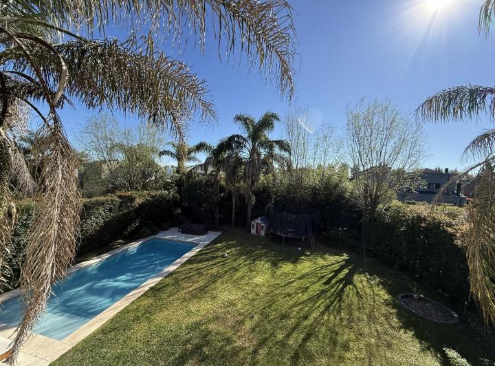 Casa · 335m² · 8 Ambientes · 3 Cocheras