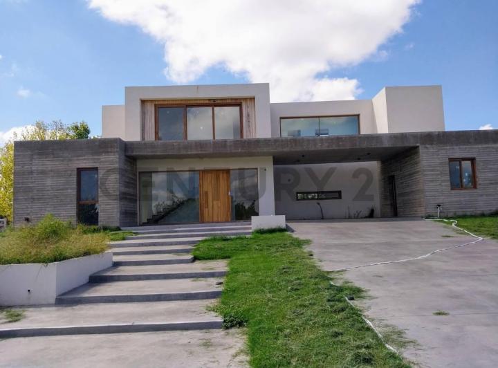 Casa · 294m² · 5 Ambientes · 2 Cocheras