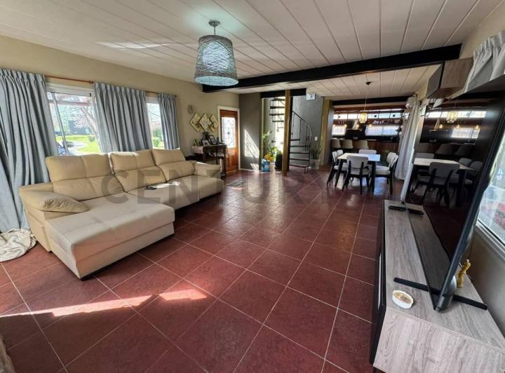 Casa · 232m² · 5 Ambientes · 2 Cocheras