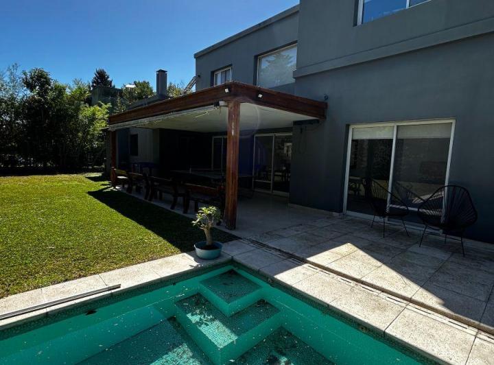 Casa · 235m² · 5 Ambientes · 1 Cochera