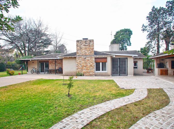 Casa · 355m² · 7 Ambientes · 8 Cocheras