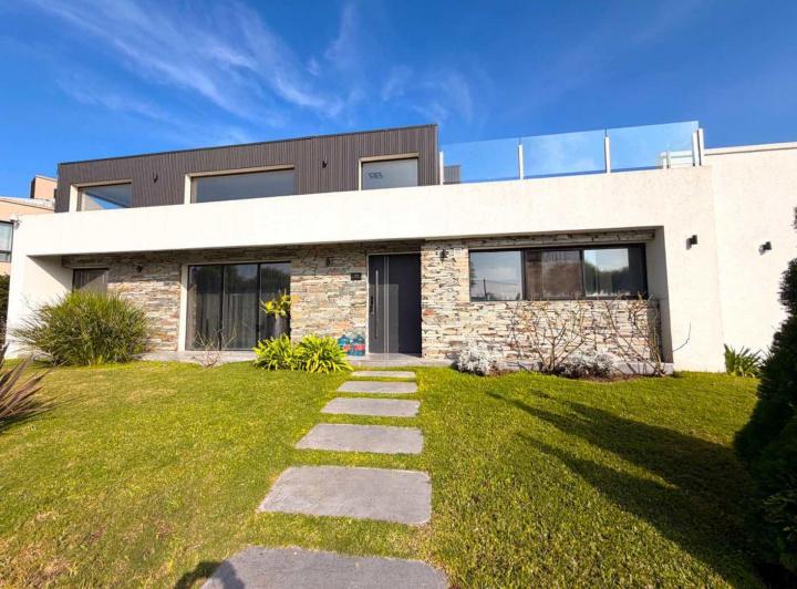 Casa · 270m² · 5 Ambientes · 2 Cocheras