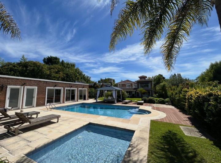 Casa · 391m² · 8 Ambientes · 2 Cocheras