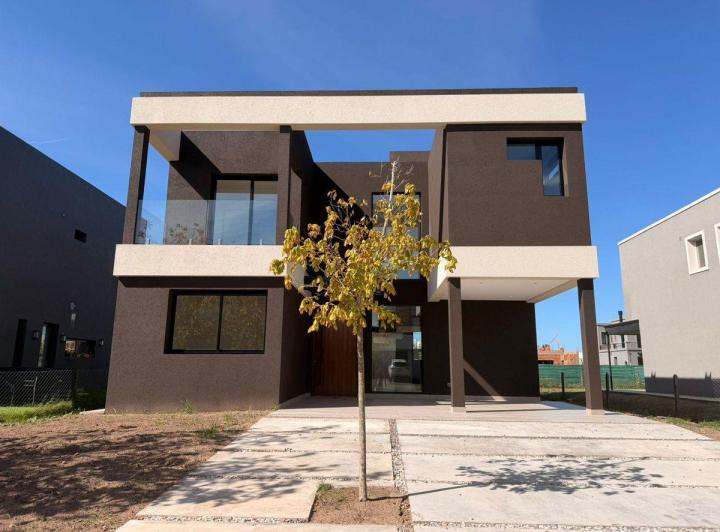Casa · 237m² · 5 Ambientes · 2 Cocheras