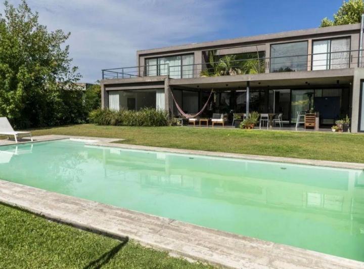 Casa · 480m² · 6 Ambientes · 3 Cocheras